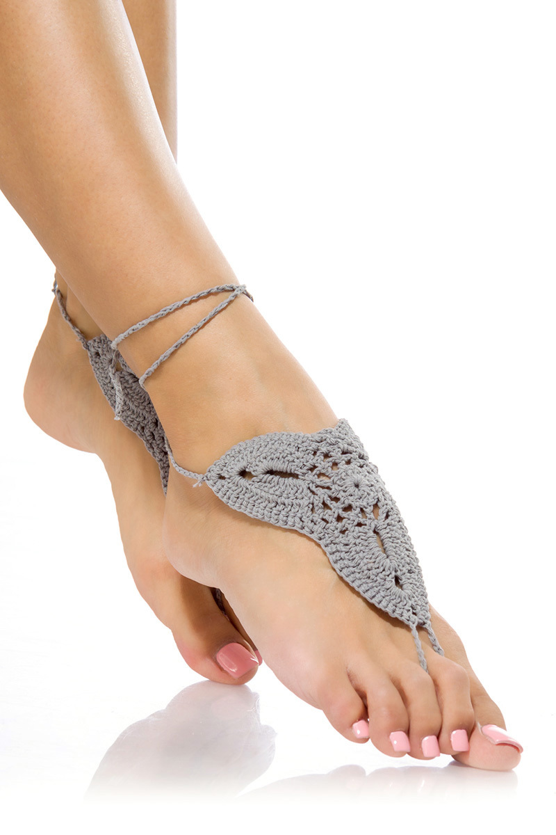 Graue Damen Häkelgamaschen zum binden mit Zehenschlaufe und geflochtene Bändchen